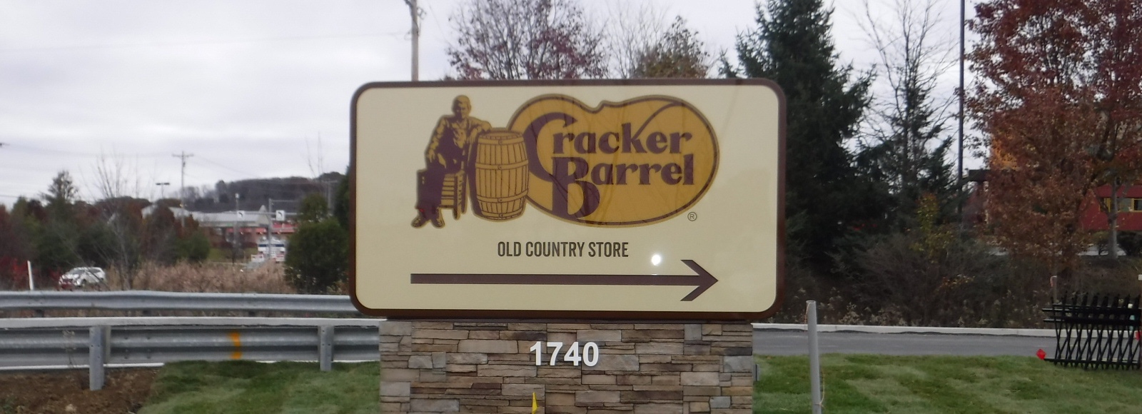 cracker barrel sign, monument sign, directional signage, iconic signs