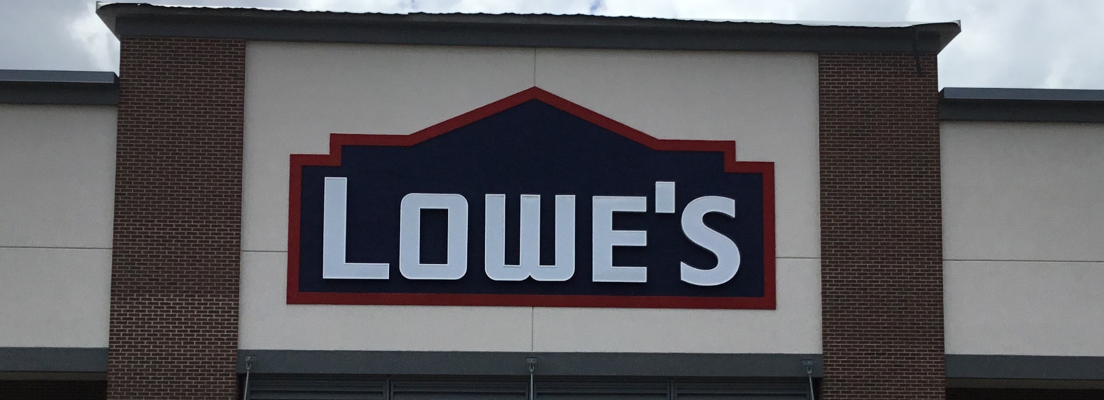large lowe's sign, custom sign, home improvement store signage